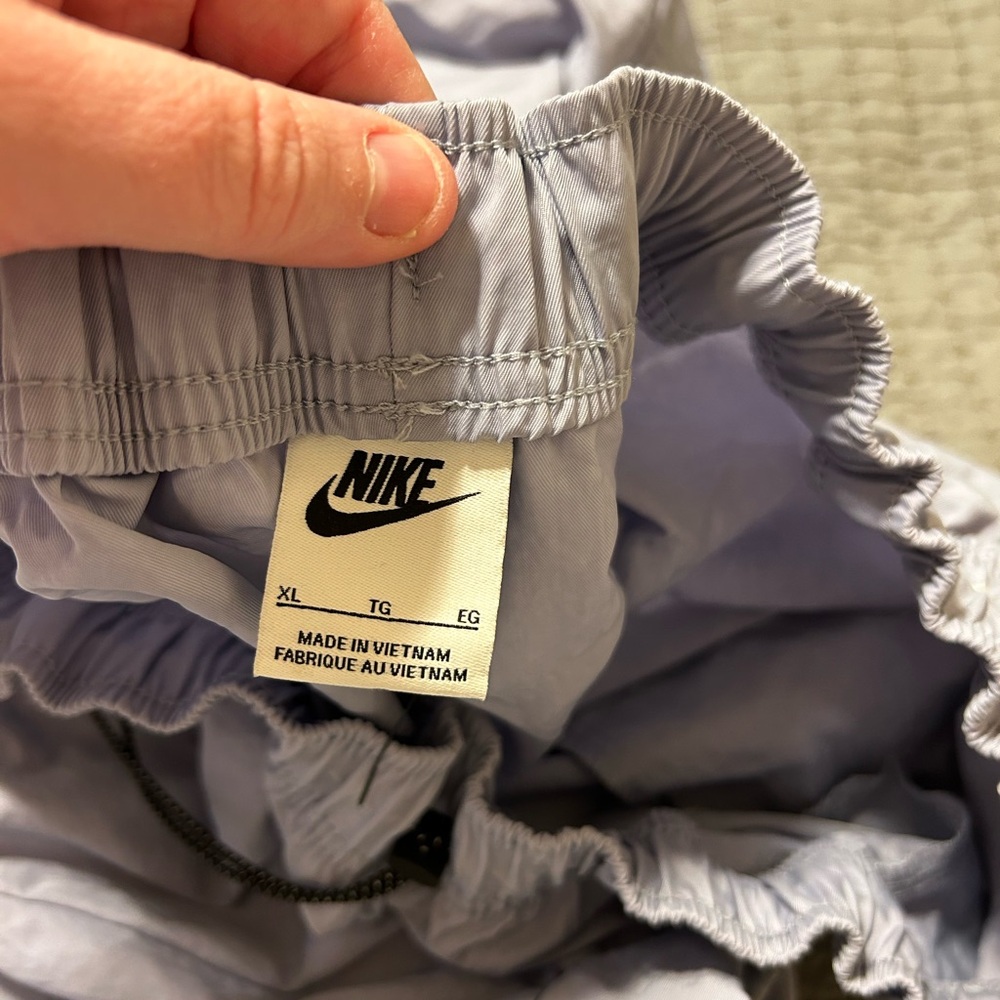 Nike Essential Women’s High Rise Woven Purple Cargo Pants - Picture 3 of 3